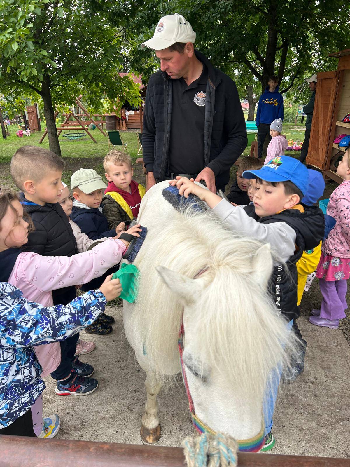 Zwierzątka, uśmiechy i zabawa! Wspaniała wycieczka naszych przedszkolaków na Farmę u Edwarda
